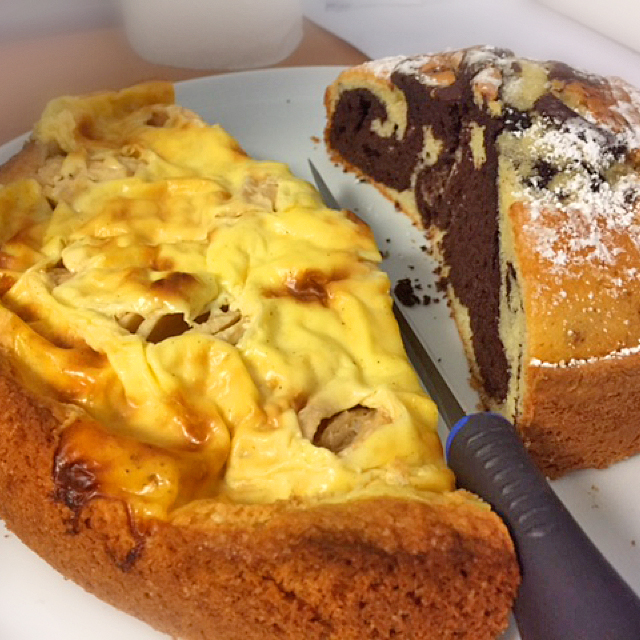 Omas Apfel-Puddingkuchen und Marmorkuchen