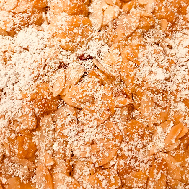 Beeren-Streusel-Mandel-Hefekuchen