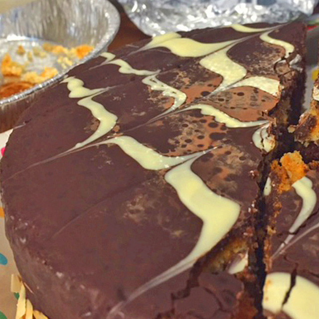 Kakao-Kuchen mit heller und dunkler Schokolade