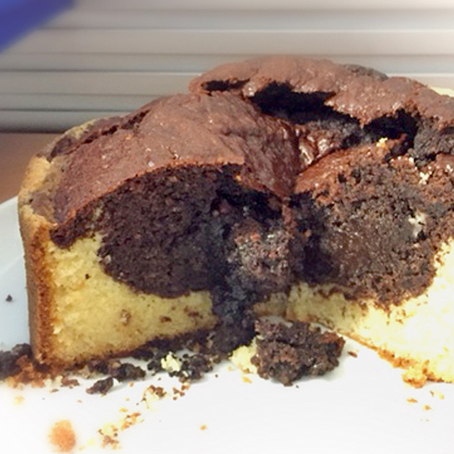 Klebriger Hell-Dunkelkuchen