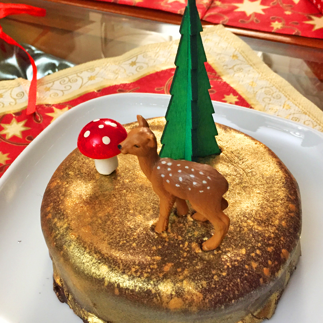 Kuchen mit Reh und Tanne und Gold