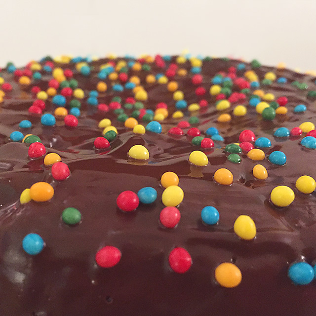 Schokoladenkuchen mit weißer und dunkler Schokolade