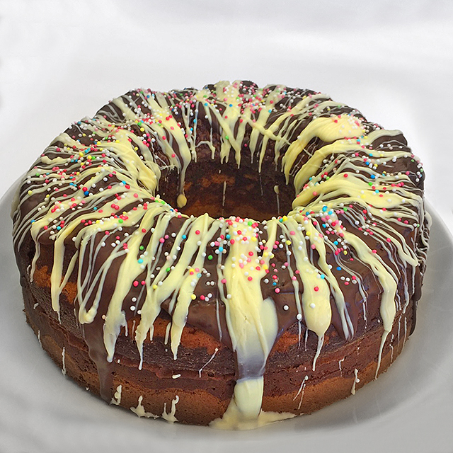 Marmorkuchen mit weißer und dunkler Schokolade